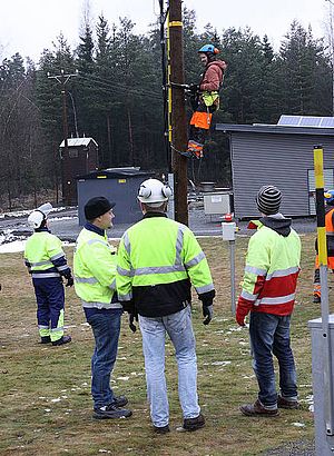 TAKKin opiskelijat kytkivät jännitteettömässä 20 kV:n verkossa maakaapelipäätettä ilmajohtoavolinjaan. TAKKin opiskelijat kytkivät jännitteettömässä 20 kV:n verkossa maakaapelipäätettä ilmajohtoavolinjaan.