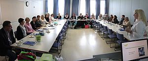 Yhteistyöfoorumi- ja neuvottelukuntatoiminta kokoaa työnantajat sekä TE-toimiston TAKKin edustajat saman pöydän ääreen. Joukko neuvottelukunnan jäseniä istumassa U-muodostelmassa pöydän ääressä ja yksi osallistuja puhumassa.