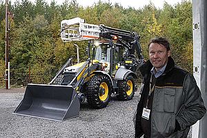 Lännen Tractors Oy lainasi koulutuspäivään monitoimityökonettaan, joka sopii Timo Huttusen mukaan hyvin sähköverkkoasennuksiin. Lännen Tractors Oy lainasi koulutuspäivään monitoimityökonettaan, joka sopii Timo Huttusen mukaan hyvin sähköverkkoasennuksiin.