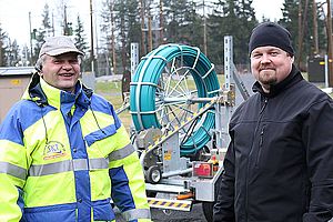 Suomen Kaapelitarvike Oy:n toimitusjohtaja Ilkka Järvenpää luovutti kaapelikelavaunun TAKKin kouluttaja Rene Kakkoselle. Suomen Kaapelitarvike Oy:n toimitusjohtaja Ilkka Järvenpää luovutti kaapelikelavaunun TAKKin kouluttaja Rene Kakkoselle.