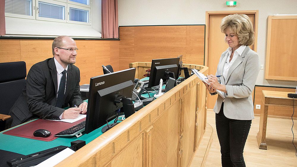 Käräjätuomari Oskar Kulmala ja oikeustulkki Jutta Lillia Pirkanmaan käräjäoikeudessa. Käräjätuomari Oskar Kulmala ja oikeustulkki Jutta Lillia Pirkanmaan käräjäoikeudessa.
