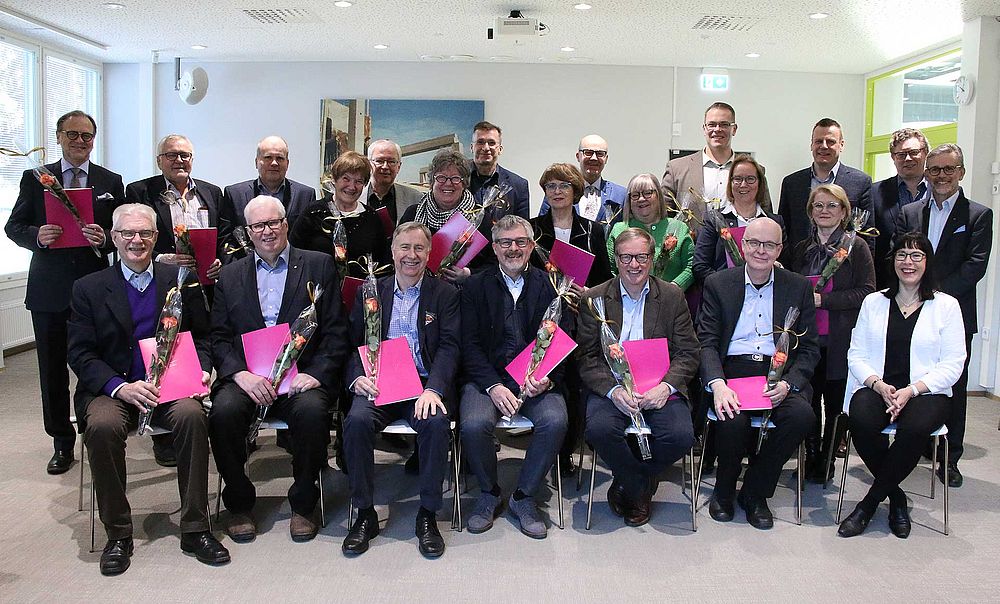 Yli 20 Pirkanmaan Yrityskummit ry:n kummia sai äskettäin yritysneuvojan erikoisammattitutkinnon todistuksen TAKKista. Yli 20 Pirkanmaan Yrityskummit ry:n kummia suoritti yritysneuvojan erikoisammattitutkinnon TAKKissa.
