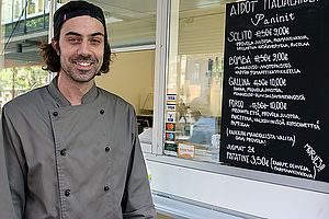 Roberto D'Esposito tarjoilee italialaisia panineja Hämeenkadulla sijaitsevassa Naptossa. Roberto D'Esposito tarjoilee italialaisia panineja Hämeenkadulla sijaitsevassa Naptossa.
