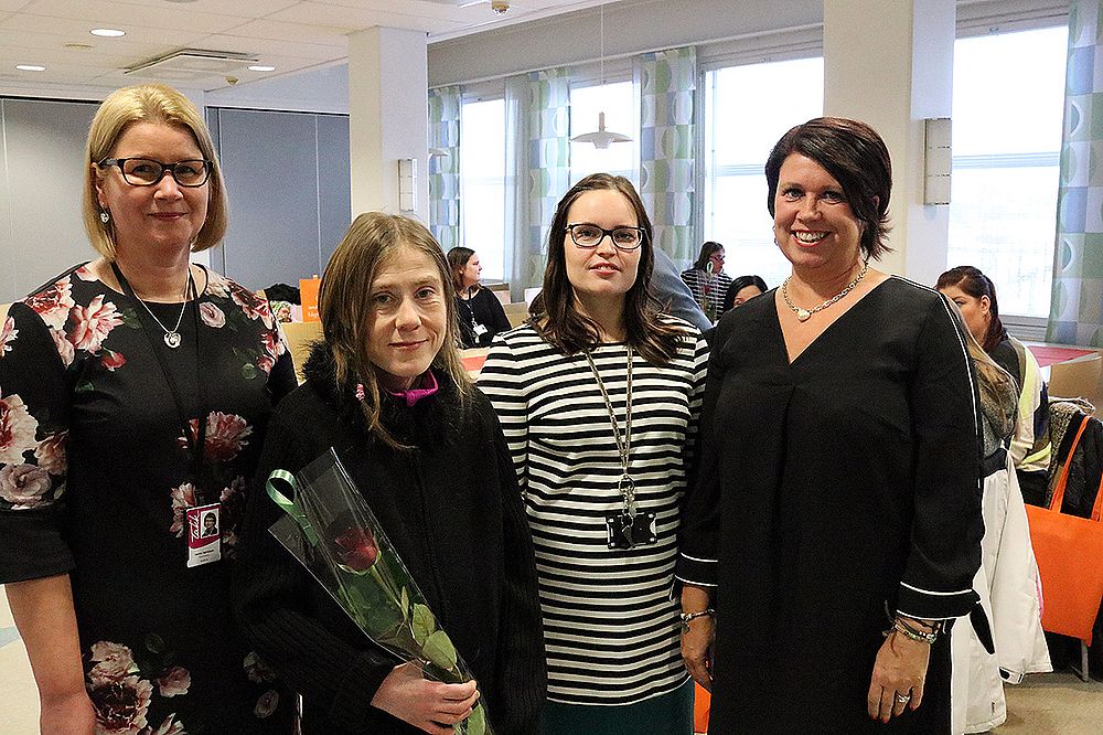 Kouluttaja Sanna Salminen, stipendillä palkittu opiskelija Marjo Peltonen sekä tiimiesimies Helinä Rajala ja aluepäällikkö Susanna Moilanen Med Groupilta Kouluttaja Sanna Salminen, stipendillä palkittu opiskelija Marjo Peltonen sekä tiimiesimies Helinä Rajala ja aluepäällikkö Susanna Moilanen Med Groupilta