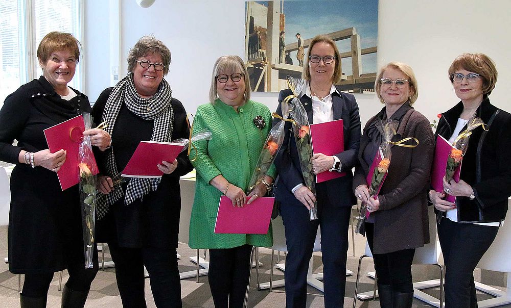 Pirkanmaan Yrityskummien naiskummit kokoontuivat päätösjuhlassa ryhmäkuvaan. Yrityskummien naiskummit kokoontuivat omaan ryhmäkuvaan.