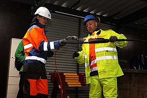 Carunalaiset pääsivät kokeilemaan mm. kutistemuovijatkon lämmittämistä. Carunalaiset pääsivät kokeilemaan mm. kutistemuovijatkon lämmittämistä.