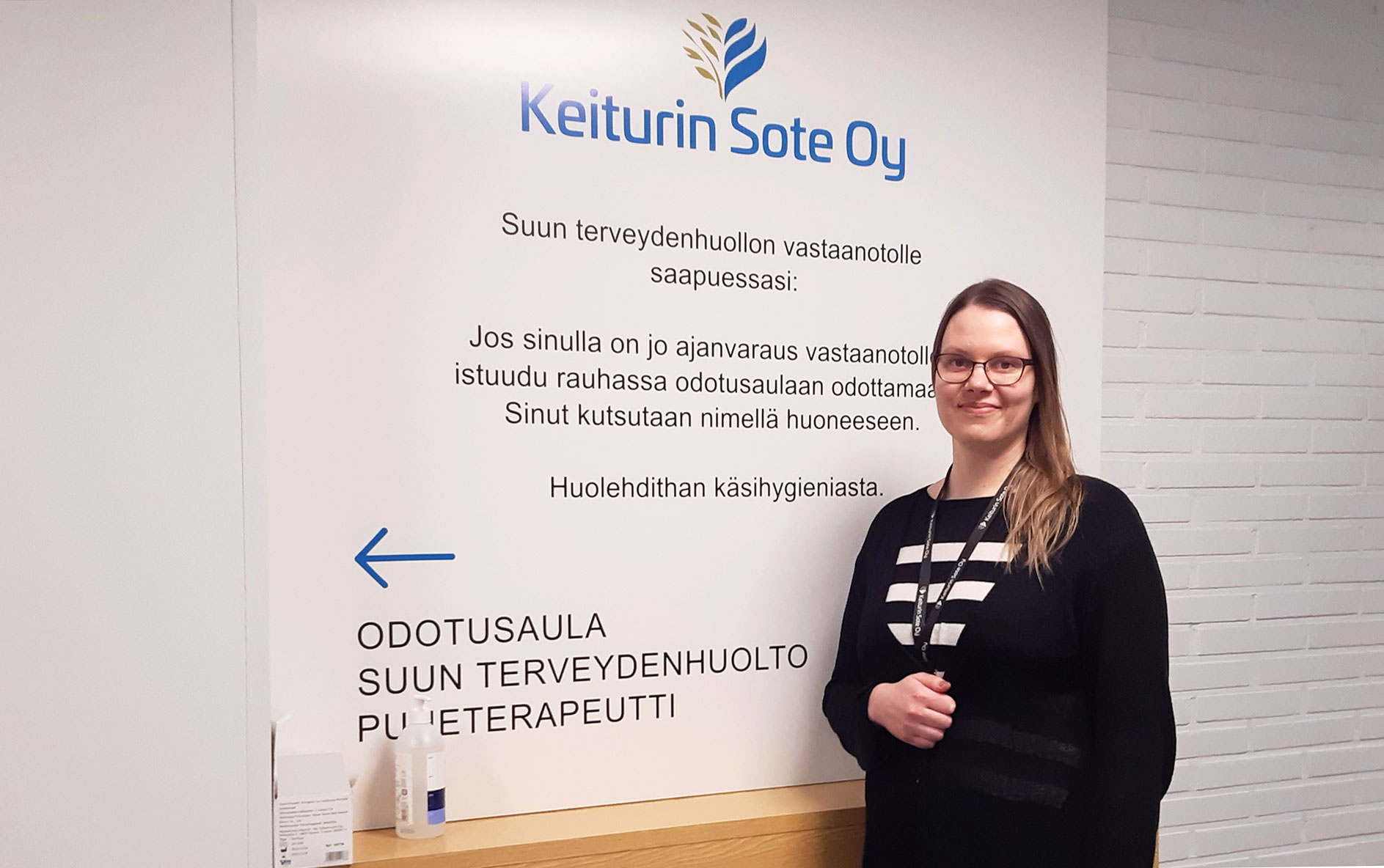 Linda-Maria seisoo hymyillen Keiturin Sote -kyltin edessä. 