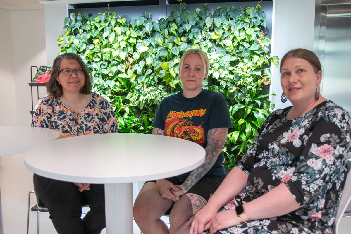 Kolme naista istuu pöydän ääressä Tampereen Aikuiskoulutuskeskuksessa.
